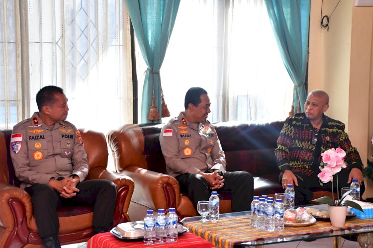 Momentum HUT Bhayangkara ke-80, Kapolda NTT Anjangsana ke Rumah Sesepuh Polri Irjen Pol. (Purn.) Jacky Uly Perkuat Silaturahmi dan Jalin Komunikasi untuk Kemajuan Polda NTT