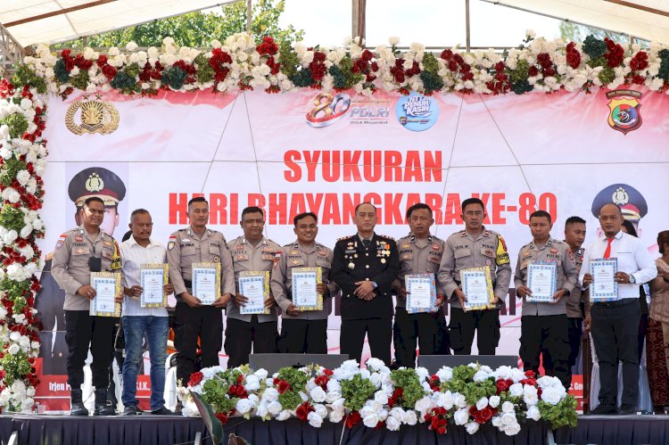 Syukuran Hari Bhayangkara ke-80, Polres Sumba Timur Berikan Penghargaan kepada Personel Berprestasi