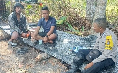 Sambangi Masyarakat, Bhabinkamtibmas Desa Lailara Sampaikan Pesan Kamtibmas dan Dukung Ketahanan Pangan