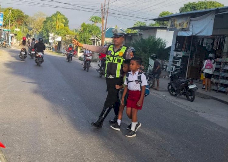 Pengaturan Lalu Lintas Pagi, Satlantas Polres Sumba Timur Pastikan Aktivitas Masyarakat di Waingapu Berjalan Aman dan Lancar