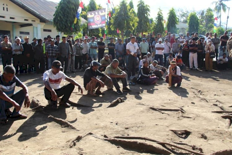 Ritual Bau Lolon Satukan Dua Kampung, Kapolda NTT Dorong Perdamaian Jadi Komitmen Bersama