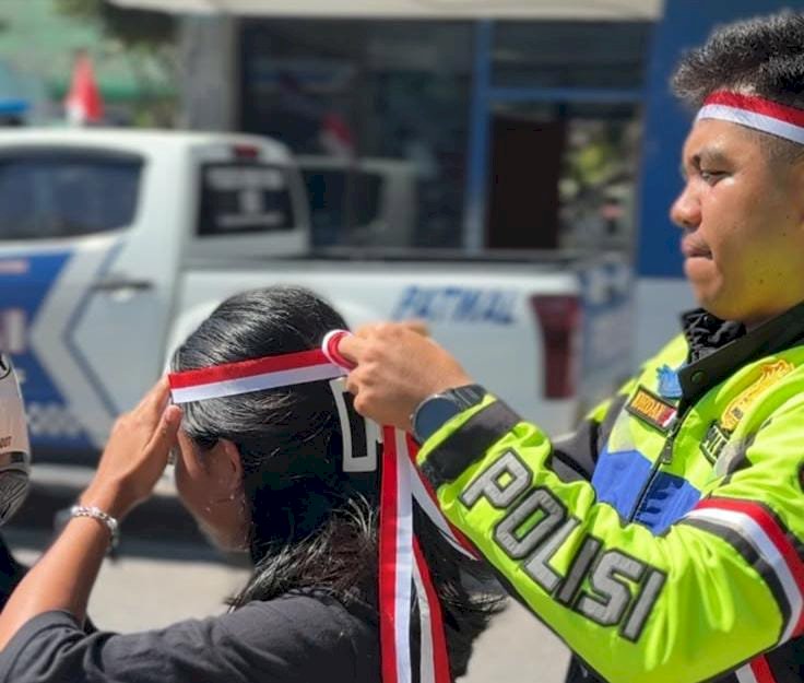 Sambut HUT RI ke-81, Satlantas Polres Sumba Timur Bagikan Bendera Merah Putih