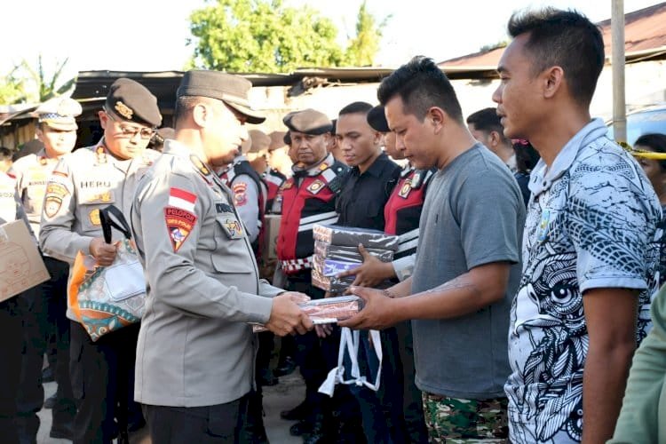 Polri Peduli, Kapolda NTT Salurkan Bantuan untuk 9 Keluarga TNI AD Terdampak Kebakaran Asrama Kuanino
