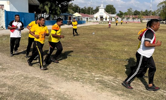 Dukung Kesiapan Tugas, Polres Sumba Timur Laksanakan Kesamaptaan Jasmani