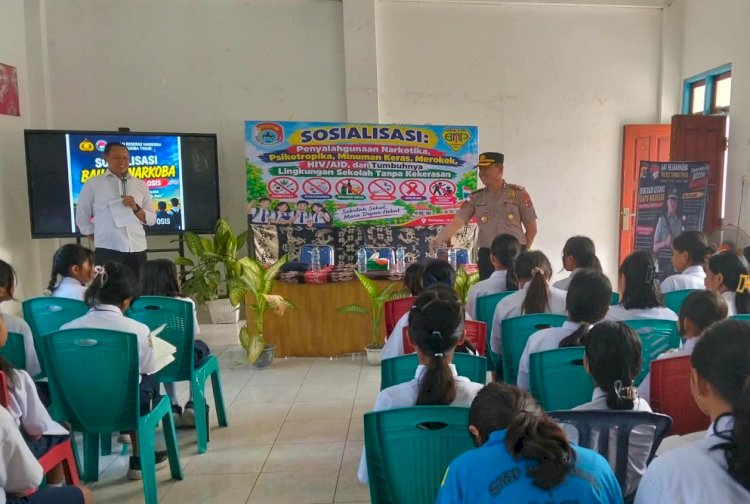 Melalui Sosialisasi P4GN, Polres Sumba Timur Ajak Pelajar SMP Katolik Andaluri Wujudkan Sekolah Bebas Narkoba