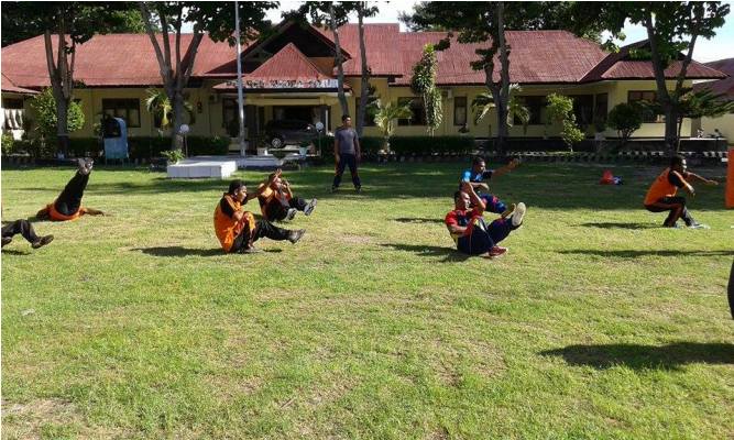 Personil Polres Sumba Timur Latihan Bela Diri Jelang UKP