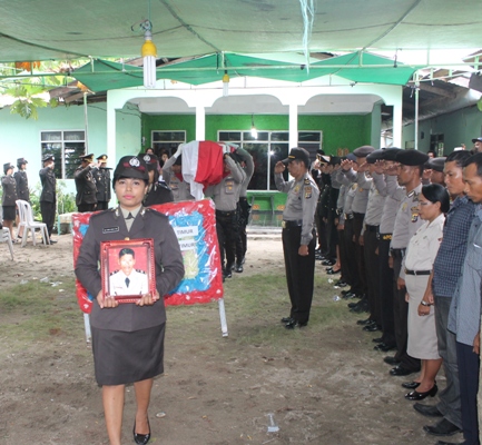 Waka Polres Sumba Timur Pimpin Upacara Pemakaman Purnawirawan Polri