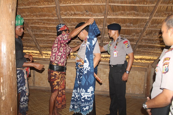 Di Sumba Timur, Kapolda NTT Diberi Gelar Bangsawan oleh Keluarga Raja Prailiu Umbu Tamu Pingi Ay