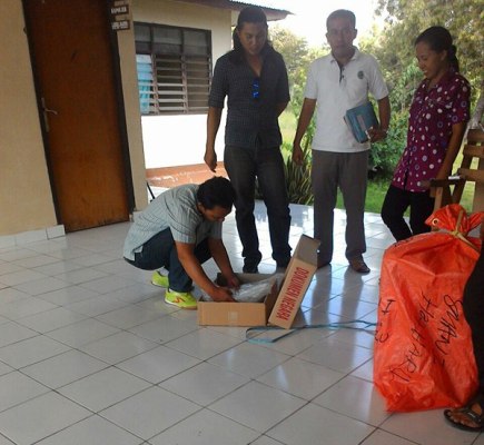 Anggota Intelkam Polres Sumba Timur Lakukan Pengawalan Pendistribusian Naskah Soal Ujian Nasional