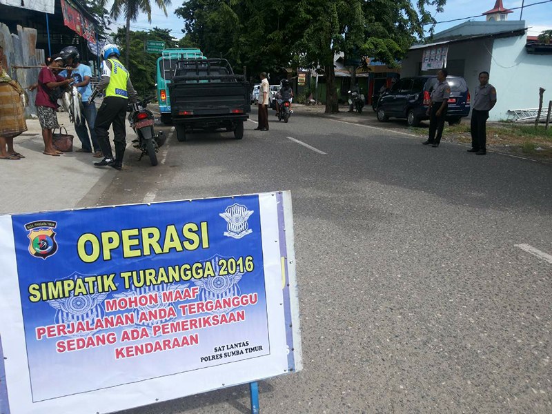 Operasi Simpatik Turangga 2106, Kasat Lantas Polres Sumba Timur  Imbau Warga Gunakan Helm SNI Saat Berkendara