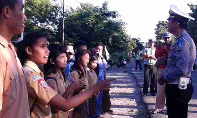 Di Sumba Timur NTT, Pelajar yang Melanggar Lalu-lintas Dihukum Menyanyikan Lagu Kebangsaan