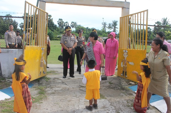 Para Murid TK Kemala Bhayangkari Sambut Kapolda NTT Tepat di Gerbang Masuk Sekolah