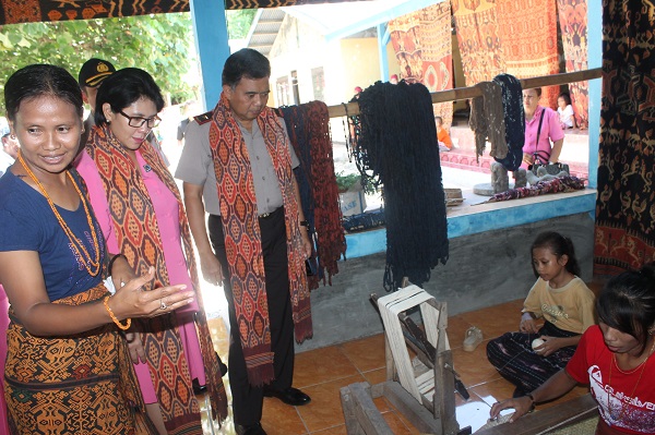 Kapolda NTT Terkesan dengan Proses Pembuatan Tenun Adat Sumba Timur yang Memakan Waktu 3 Bulan untuk Selembar Kain