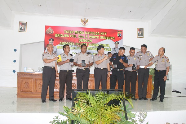 Tatap Muka dengan Anggota dan Purnawiran Polri, Kapolda NTT Beri Hadiah dan Bingkisan