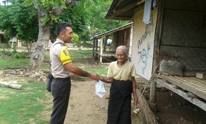 Bhabinkamtibmas Kelurahan Wangga Sisihkan Sedikit Rejeki Membantu Lansia
