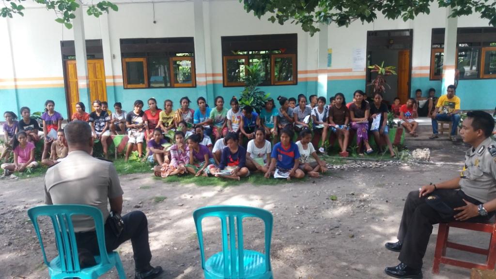 Kunjungi Sekolah, Anggota Sat Binmas Polres Sumba Timur Beri Penyuluhan Bahaya Narkoba kepada Pelajar