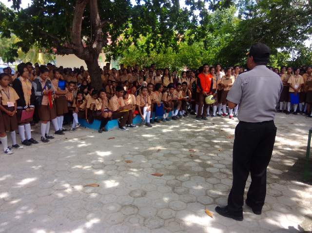 Tingkatkan Animo Pendaftar, Polres Sumba Timur Sosialisasi Penerimaan Anggota Polri kepada Murid SMAN 2 Waingapu