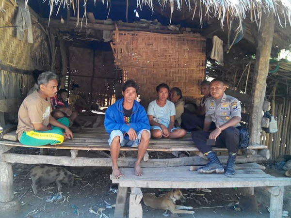 Anggota Polsek Haharu Sumba Timur Temukan IRT yang Tersesat Saat Mencari Kayu di Hutan