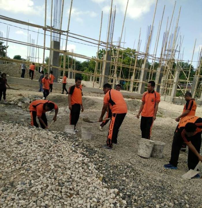 Sambut Peringatan Hut Bhayangkara ke - 70, Polres Sumba Timur Laksanakan Kerja Bhakti Di Tempat Ibadah