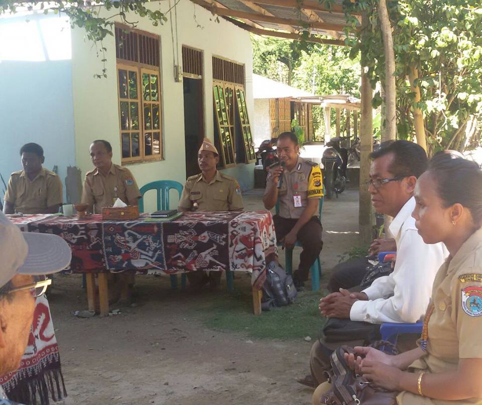 Hadiri Pelantikan Aparat Desa Persiapan Wukukalara, Bhabinkamtibmas Mauliru Sumba Timur Ajak Warga Jaga Kamtibmas