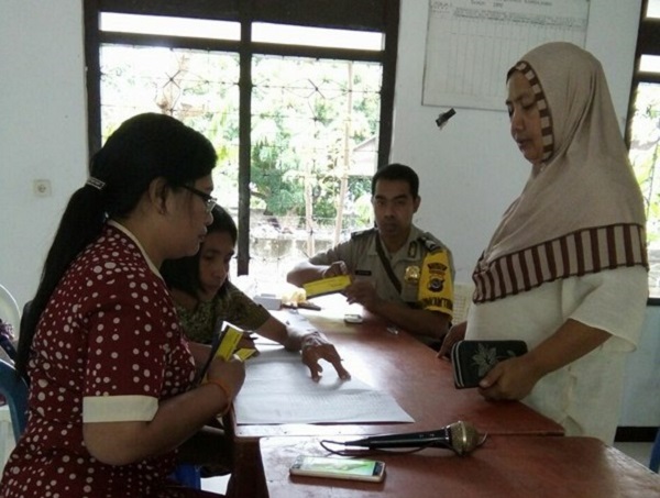 Bhabinkamtibmas Kambajawa Sumba Timur Laksanakan Pembagian Kupon Pasar Murah