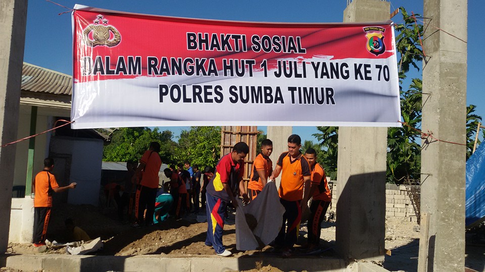 Renovasi Masjid, Polres Sumba Timur Lakukan Bakti Sosial