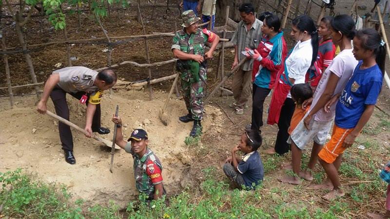 Bhabinkamtibmas Mauliru Sumba Timur dan Warga Gotong Royong Laksanakan Program Jambanisasi