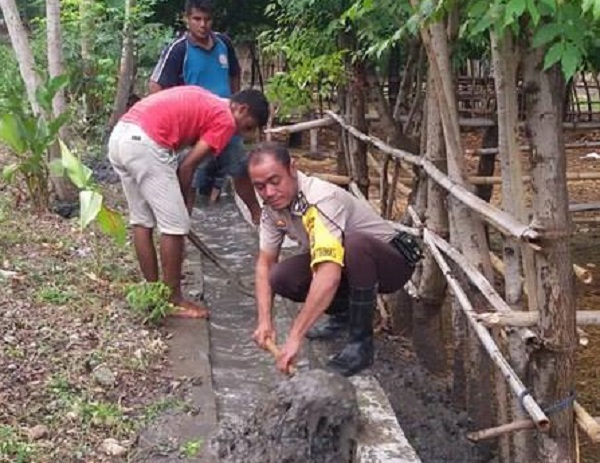 Bhabinkamtibmas Mauliru Sumba Timur Ajak Warga Bersihkan Selokan yang Tersumbat