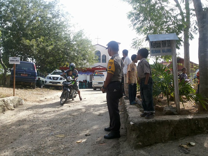 Bhabinkamtibmas Malumbi Sumba Timur Laksanakan Pengamanan Peresmian Gereja GKS Lambanapu dan Penahbisan Pendeta