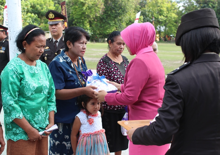 Peringati Hut Polri Ke 70, Kapolres Sumba Timur Dan Ketua Bhayangkari Berikan Bingkisan Kepada Purnawiran Dan Warakawuri