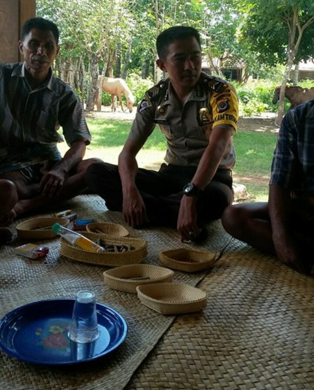 Bhabinkamtibmas Desa Hanggaroru Imbau Warga Hilangkan Tradisi Konsumsi Miras Dan Judi Saat Laksanakan Acara Adat