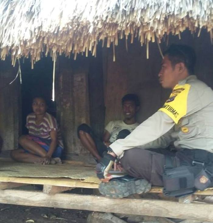 Door To Door Ke Rumah Warga Cara Bhabinkamtibmas Hanggaroru Antisipasi Gangguaan Kamtibmas