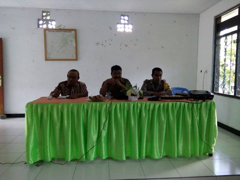 Bhabinkamtibmas Kambajawa Ajak Warga Jaga Kebersihan Pasar