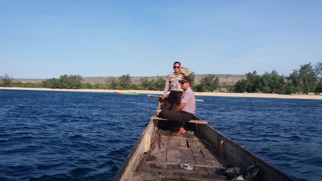 Cegah Laka Laut, Kapolsek Haharu Dan Jajaran Patroli Di Pantai Purukambera