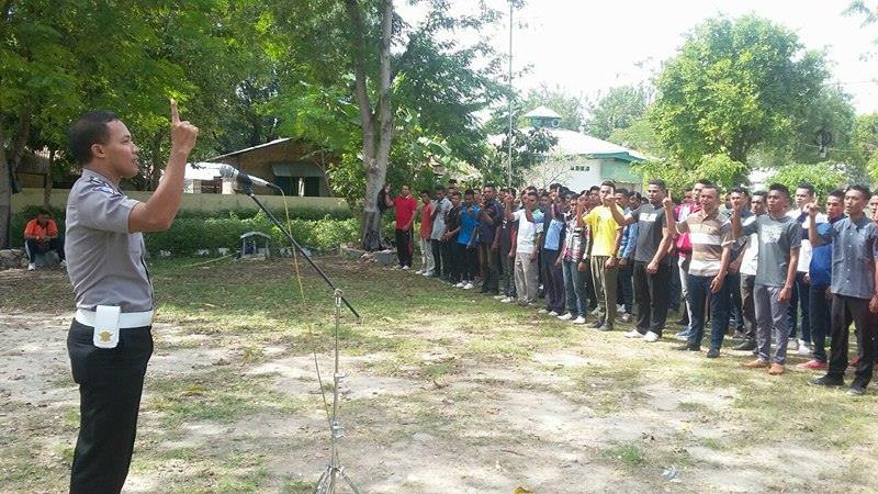 Kanit Dikyasa Polres Sumba Timur Sosialisasikan Tertib Berlalulintas Ke Peserta Pelatihan Satpam