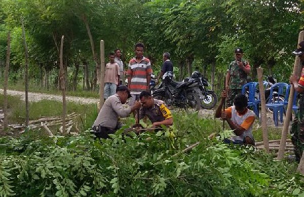 Bersama Warga, Bhabinkamtibmas Polres Sumba Timur Ikut Membuat Pagar Pelindung Lahan Kering di Sepanjang DAS