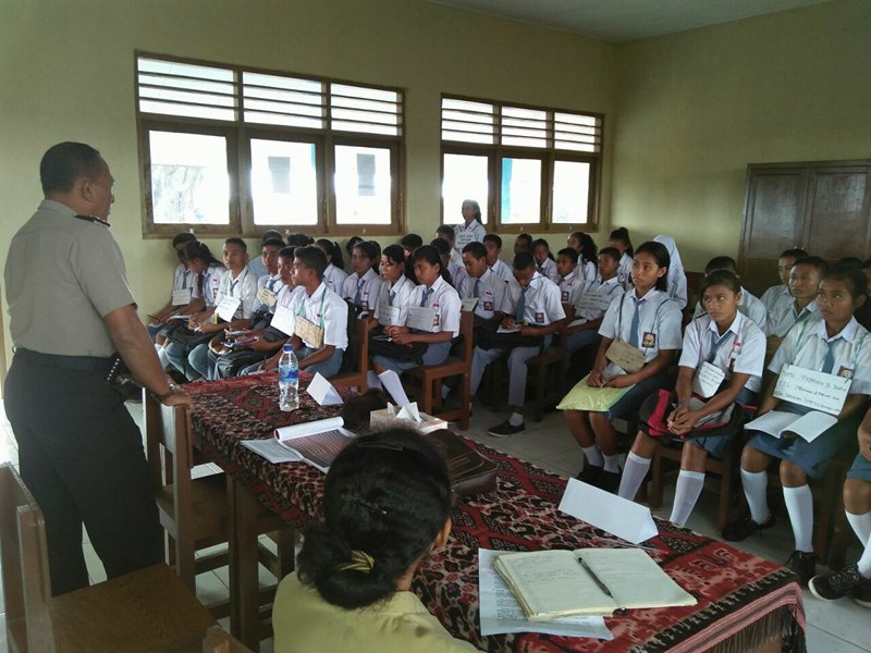 Kapolsek Rindi Sampaikan Materi Kehidupan Berbangsa dan Bernegara Kepada Pelajar SMA Negeri 1 Rindi