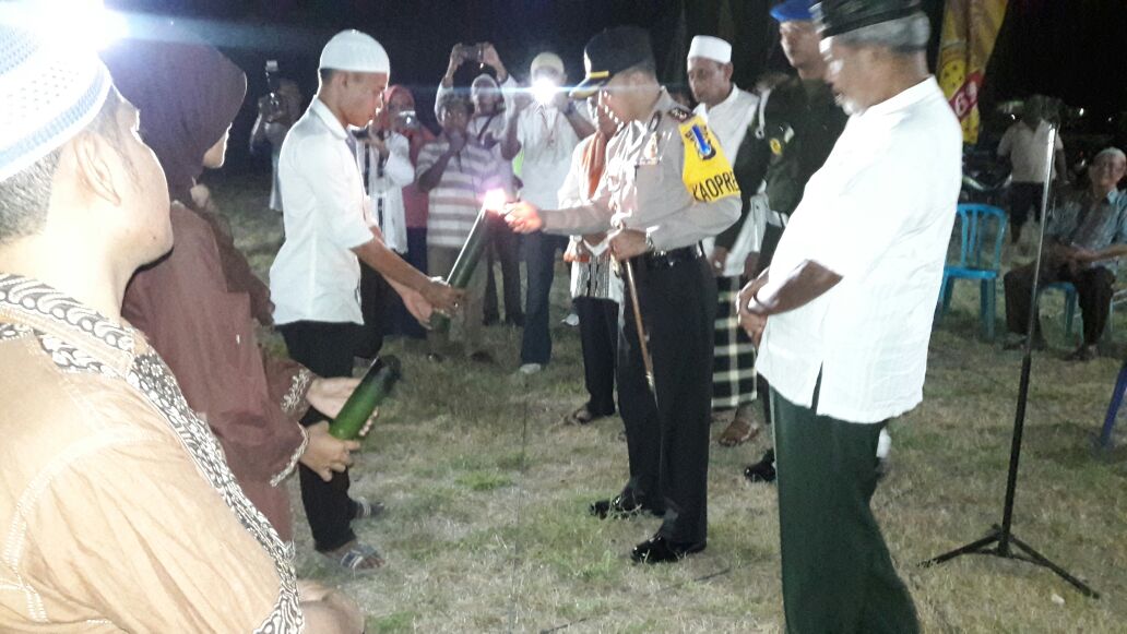 Kapolres Sumba Timur Lepas Iring-iringan Takbiran Menyambut Hari Raya Idul Fitri 1437 H