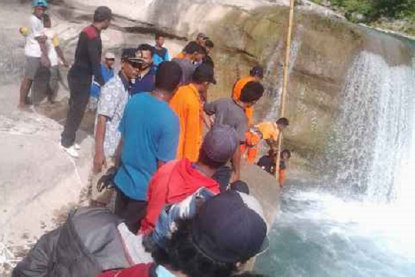 Dibantu Basarnas Polsek Haharu Sumba Timur Evakuasi Korban Tenggelam di Air Terjun Tanggedu