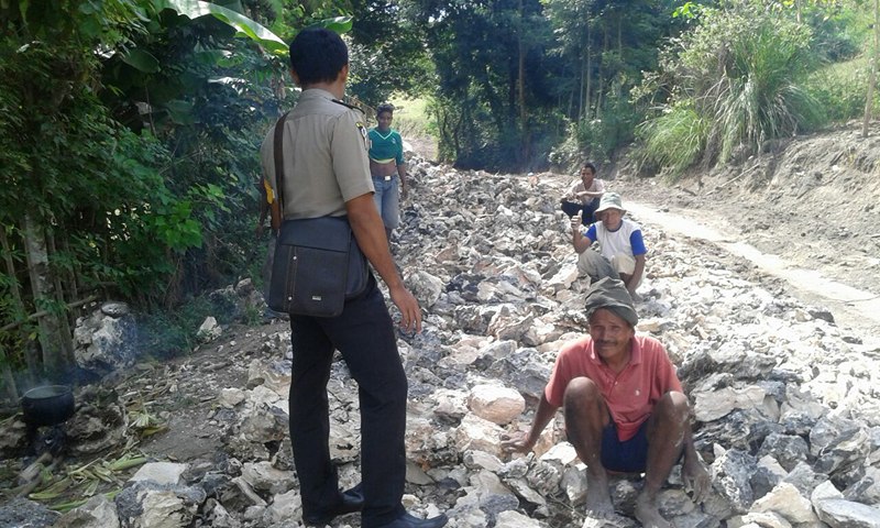 Tinjau Proyek Pembuatan Jalan, Bhabinkamtibmas Desa Watu Puda Sumba Timur Imbau Para Pekerja Tak Lalai Operasikan Alat Berat