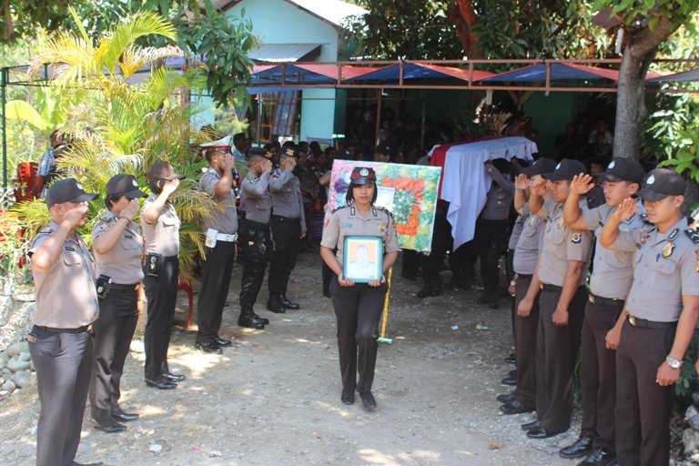 Polres Sumba Timur Laksanakan Upacara Pelepasan Jenasah Purnawiran Polri