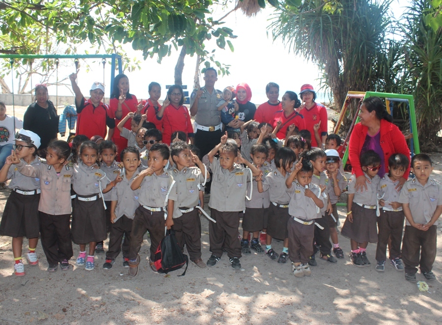 Satlantas dan Satbinmas Polres Sumba Timur Laksanakan Program “Police Goes To School” (Polisi Anak) Di TK Kemala Bhayangkari 04 Sumba Timur