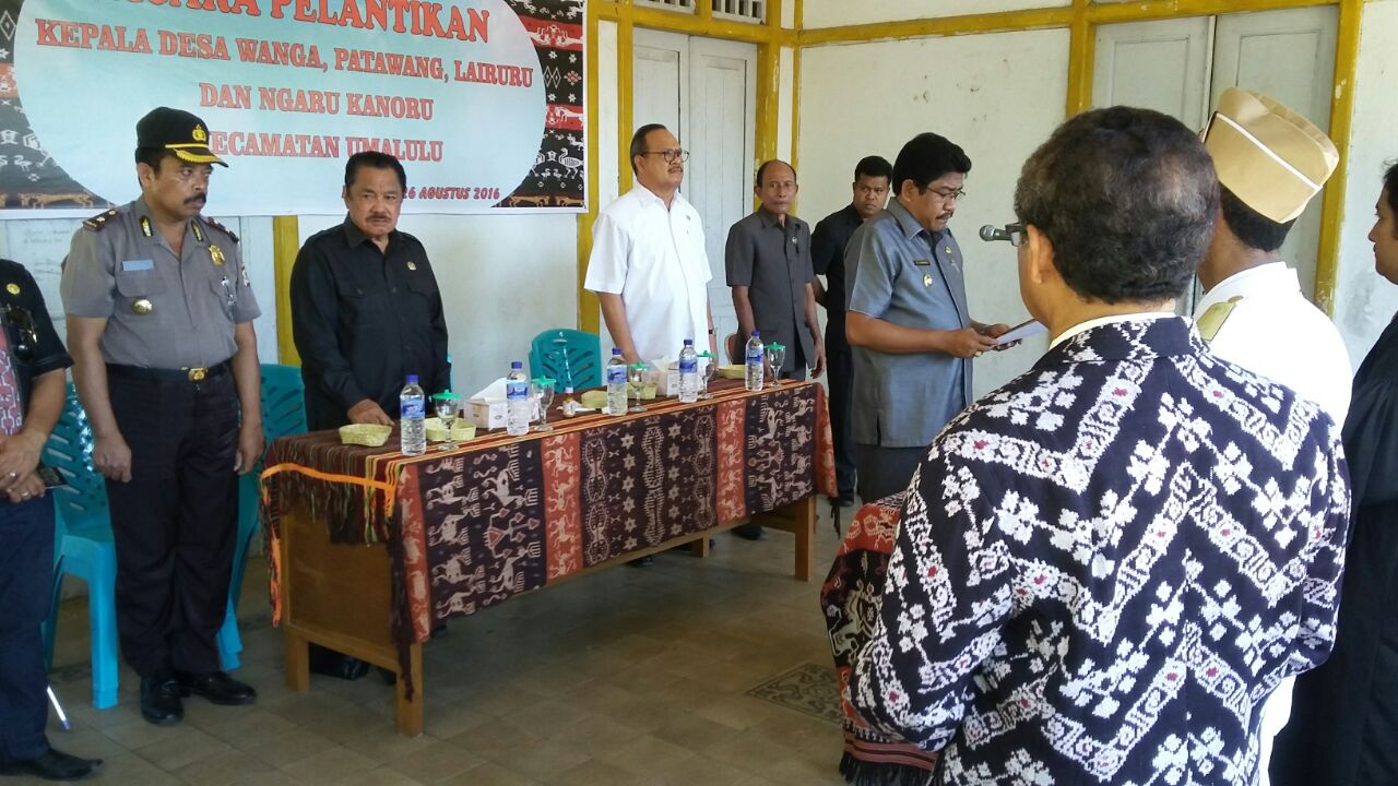 Personel Polres Sumba Timur Amankan Pelantikan 4 Kades Terpilih Di Kecamatan Umalulu