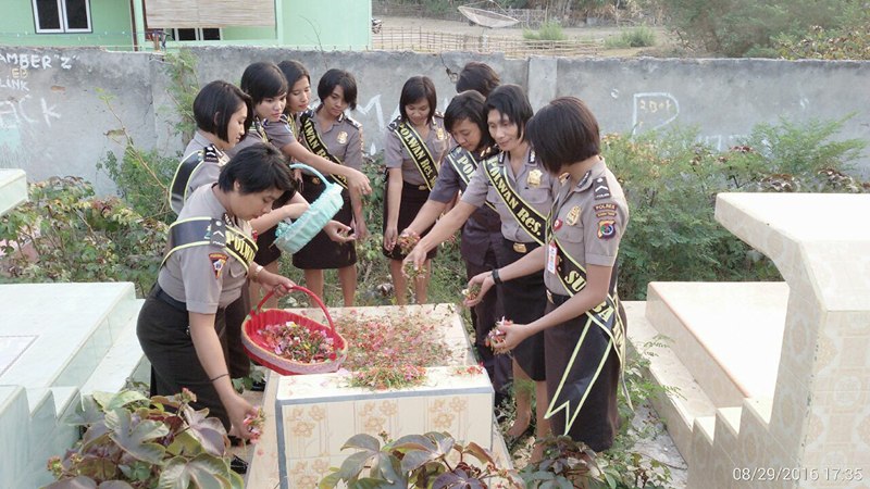 Sambut Hut ke-68, Polwan Polres Sumba Timur Laksanakan Ziarah Ke Makam Senior Polwan