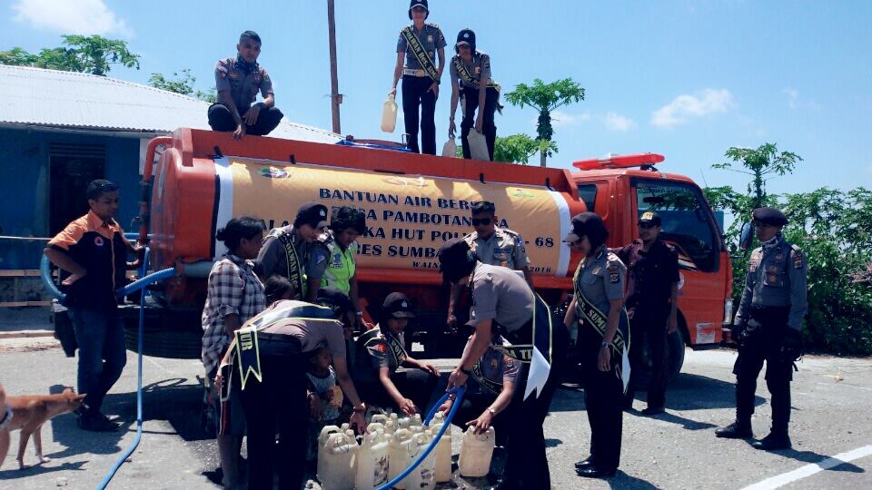 Sambangi Desa Polwan Polres Sumba Timur Distribusikan Air Bersih Kepada Warga