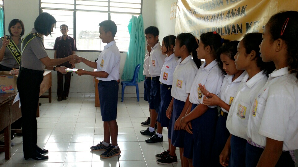 Polwan Polres Sumba Timur Beri Penyuluhan PPA Kepada Siswa Siswi SMP N 1 Wanggai