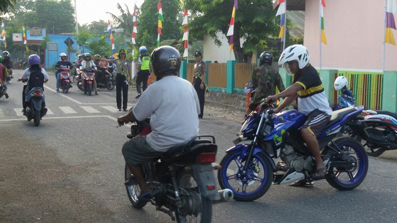 Sambut Hut Polwan, Personel Polwan Sumba Timur Laksanakan Pengaturan Lalulintas Di tempat Rawan Macet