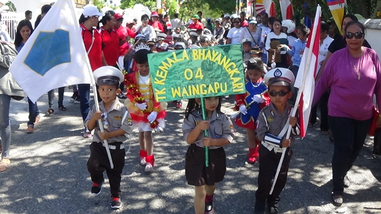 Drumband Band TK Kemala Bhayangkari 04 Sumba Timur Ikut Ramaikan Karnaval Menyambut HUT RI Ke - 71