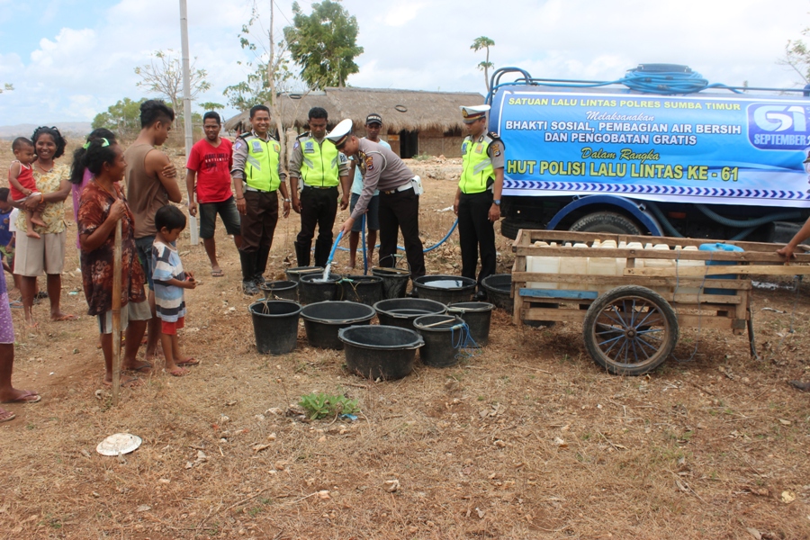 Sambut Hut Lantas Ke 61, Satlantas Polres Sumba Timur Bagi-Bagi Air Bersih