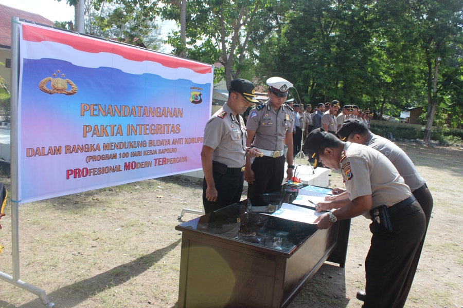 Polres Sumba Timur Gelar Penandatanganan Pakta Integritas